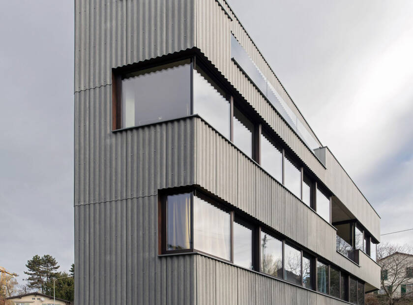 An der Grenze der Stadt Lausanne, zwischen dem Wohngebiet von Chailly und dem landwirtschaftlichen Anwesen von Rovereaz, steht dieses Urban House auf einem steilen, mit Bäumen bepflanzten Grundstück. UrbanHouse_Rovereaz_CH_Photo_01.jpg