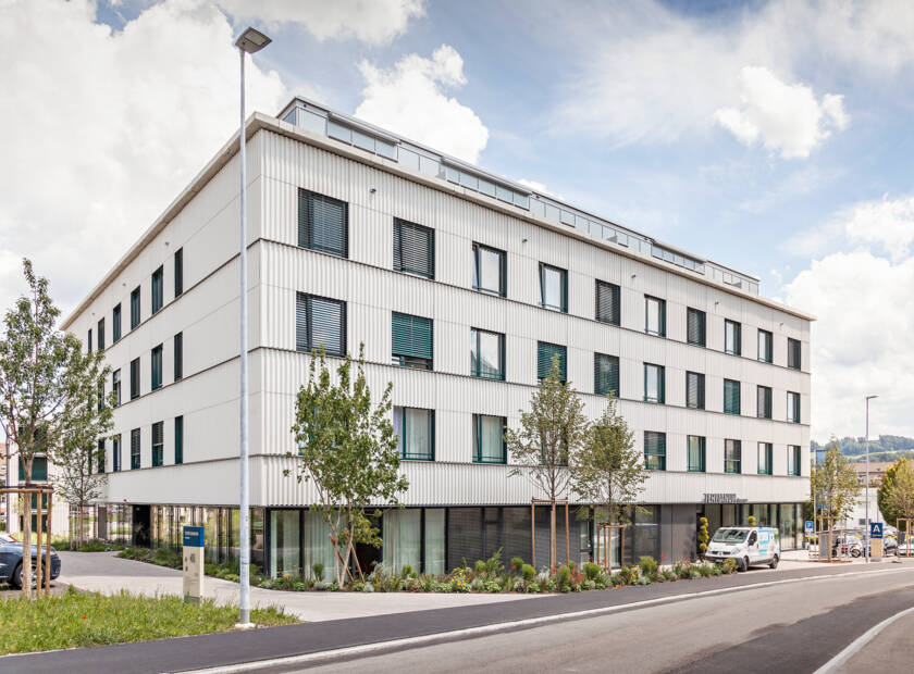 Wohn- und Pflegezentrum Bazenheid in zwei Gebäuden mit weisser Fassade Tertianum Rosenau Bazenheid