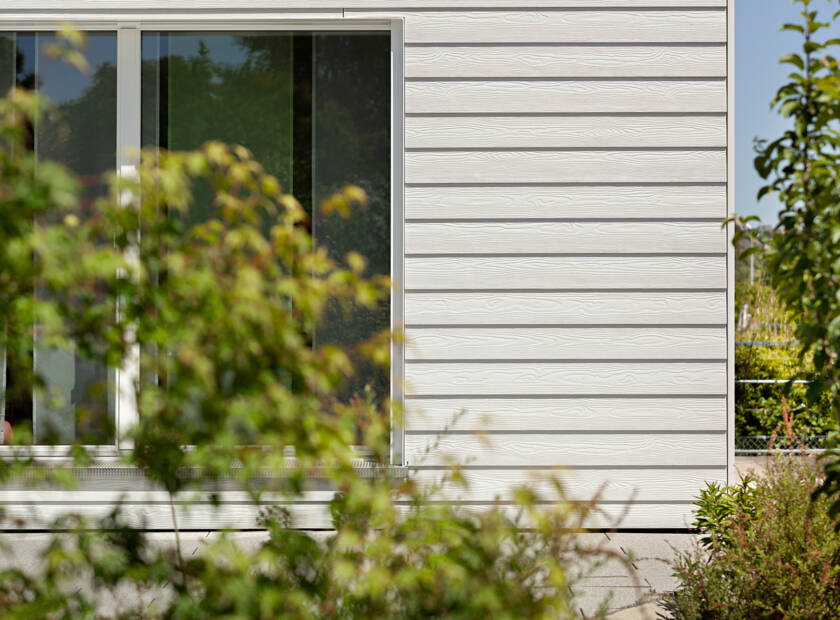 Weisses Haus mit Timboard Lap Fassade mit Gartenumschwung EFH, Wängi, CH