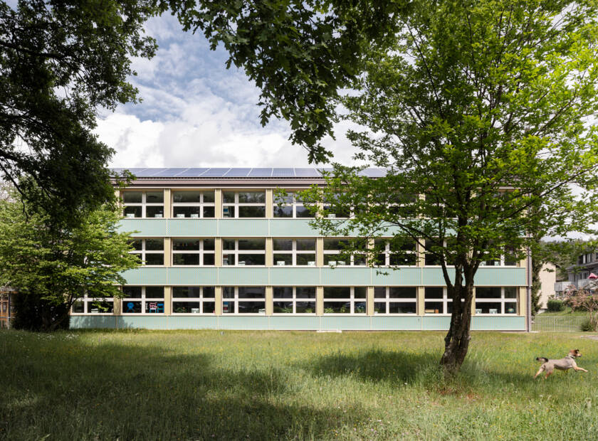 Schulhaus mit grünlicher Fassade Schulhaus Hohfurri