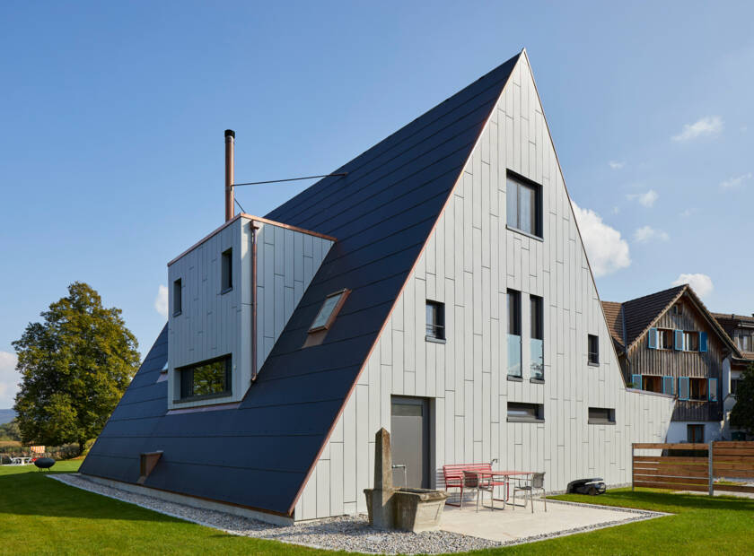 Graues Haus mit Steildach und Solar bis zum Boden Gesellschaftshaus Löchligaischt in Eschenz