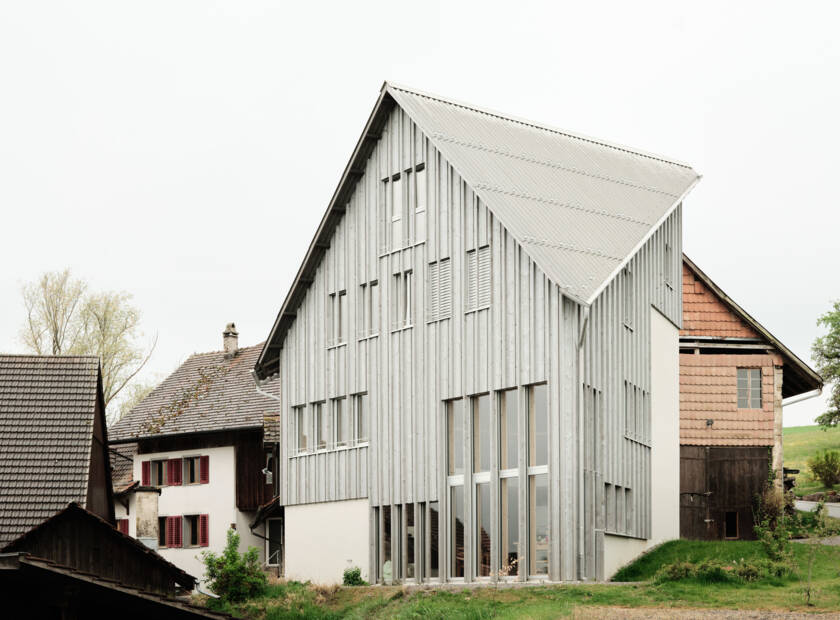 Bauernhaus aus Holz mit Welleternit-Dach EFH, Neftenbach, CH